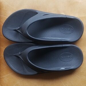 NEW OOFOS Flip Flop Sandals Mens 8 Wonens 10